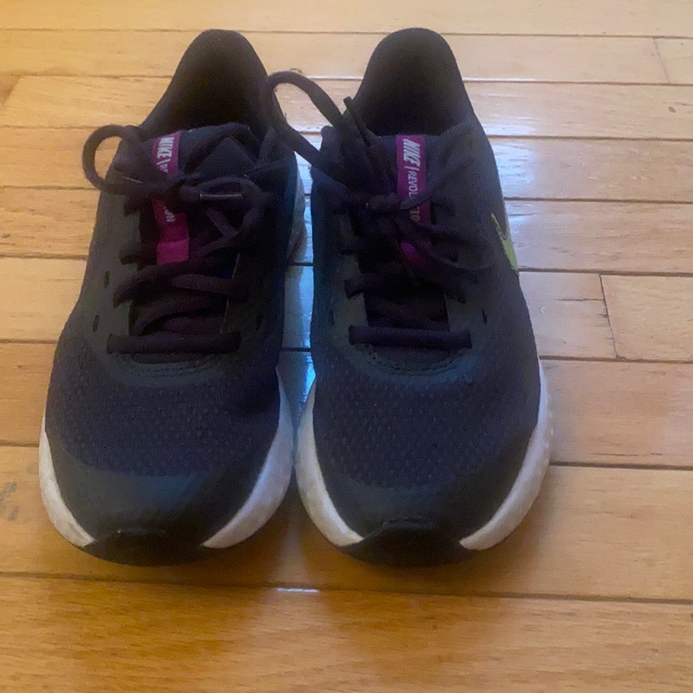 REDUCED !!!!! childrens preowed nike sneakers 4Y